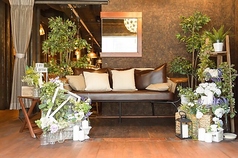 ゆったりとした奥行きのあるソファー席は、大切な人と隣り合ってくつろぎたいデートや、親友との深い語らいに最適。適度なプライベート感があります。何時間でも居たくなるような心地よさを提供します。