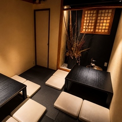 和の温もりを感じる、居心地の良いお座敷席。少人数での飲み会からご友人同士のお食事まで、ゆっくり会話を楽しめる空間です。落ち着いた雰囲気の中で、ゆったりとした時間をお過ごしください。