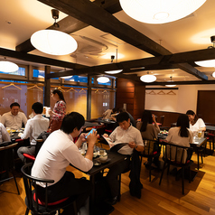 落ち着いた雰囲気の空間でありながらも、賑やかな空間となっております♪元気なスタッフが心を込めたおもてなしで不自由ない楽しい時間を提供させていただきます・・・