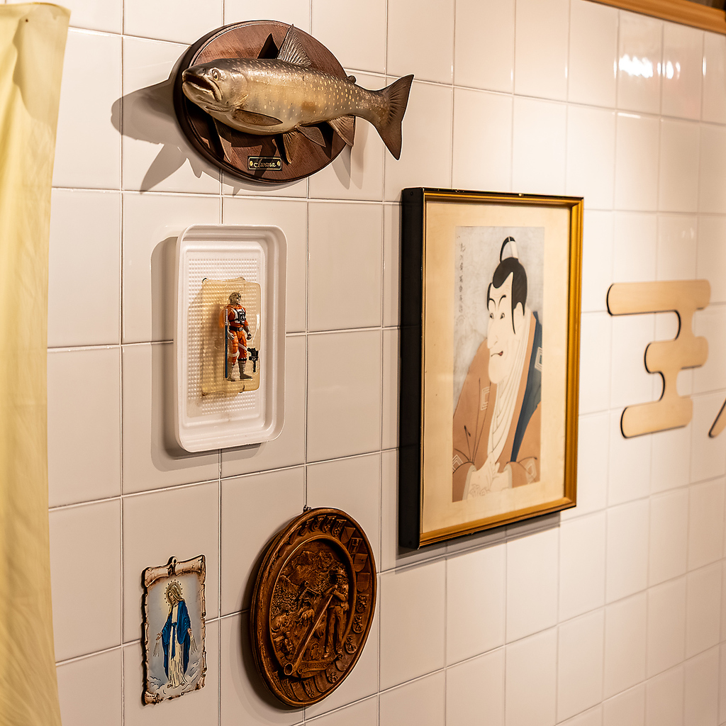 魚のオブジェや額に収められた錦絵など、様々な魅力が集まったアート作品が展示された壁面は必見です