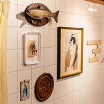 魚のオブジェや額に収められた錦絵など、様々な魅力が集まったアート作品が展示された壁面は必見です