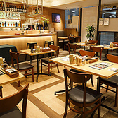 カジュアルで明るい店内は、誰でも気軽に過ごせる居心地の良さが当店の魅力です。お一人様での食事から大人数での飲み会、ご友人とのグループ利用も大歓迎。活気ある雰囲気の中で、楽しいひと時をお過ごしください。