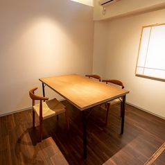 2階テーブル個室席です。春と初夏の移り変わりをイメージしたお部屋になっております。仕切りの建具を取り外して8名様までご利用可能な個室席としてもご利用いただけます。