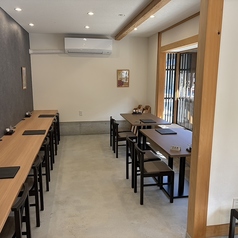 4名掛けのテーブルは3卓ご用意。連結して最大12名様でのご利用も可能です！