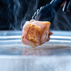 水晶プレートで焼く鶏焼肉をリーズナブルに楽しめる