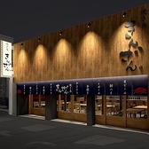 ～系列店紹介　きんざん今池店～今池駅から徒歩3分の好立地。今池店の特徴は、路面店ならではの気軽に立ち寄れる雰囲気と、焼き場を間近で楽しめる臨場感あふれるカウンター席。お一人様のサク飲みからデート、30～40名様規模の貸切宴会まで幅広くご利用いただけます。