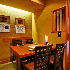 【1階テーブル席】1階フロアには、2~4名様でご利用可能なテーブル席をご用意しております♪気の置けないお仲間同士の飲み会や、梅田でのお買い物帰り、お仕事後のサク飲みなど、様々なシーンでお気軽にご利用ください。テーブルを繋げて最大8名様までのご利用も可能です◎