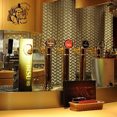 ビールサーバーがずらりと並ぶカウンターは、ビール好きにはたまらない空間。徹底した品質管理により生まれるヱビスビールの味わいは、一口飲むだけでその違いを感じることでしょう。新鮮さと美味しさが詰まったビールを楽しむために、ぜひカウンター席をご利用ください。