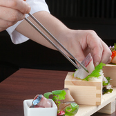 料理人が一つ一つ丁寧に心を込めて作り上げております。魚にこだわり、厳選の逸品をご提供。厳選の素材を用いた各種宴会向けコースは全て飲み放題付き、お魚料理・お肉料理メイン・旬の食材を使った厳選コースから会社利用向けの宴会コースまで、お客様のご要望にお応えします。各種飲み放題付コースは4000円～ご用意。