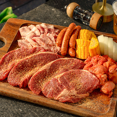 【飲み放題付き】極厚牛肩ロース×熟成豚バラの豪華盛り合わせスタンダードBBQコース　￥5000