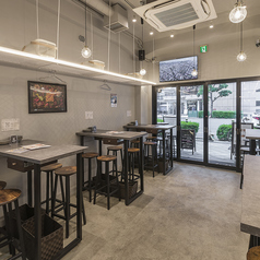 ガラス張りの店内でパティ―も承ります