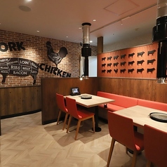 【店舗貸切：最大90名様】ゆとりのある空間で大人数飲み会！90名様までの大人数でのお集まりには店舗貸切の対応を承っております。大人数でもリラックスできる広々とした店内は、歓迎会、送別会、同窓会、会社宴会、打ち上げなど、様々なシーンでご利用いただけます。