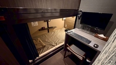 【キャビン】カプセルより広く、寝床も備えた、アコーディオンカーテンで区切られたお部屋になります。