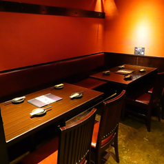 【2名様~4名様向けのテーブル席】落ち着いた雰囲気の店内は季節のご宴会やお集りにも最適です♪広々としたテーブル席ではゆっくりとお酒をお楽しみいただけます。