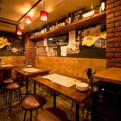 16名様以上でご利用いただける半個室席。着席20名様、立食25名様、外のお席もご利用いただくと最大30名様まで◎