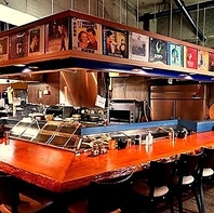 米松の一枚板が美しい広々カウンター席で贅沢な時間を◎