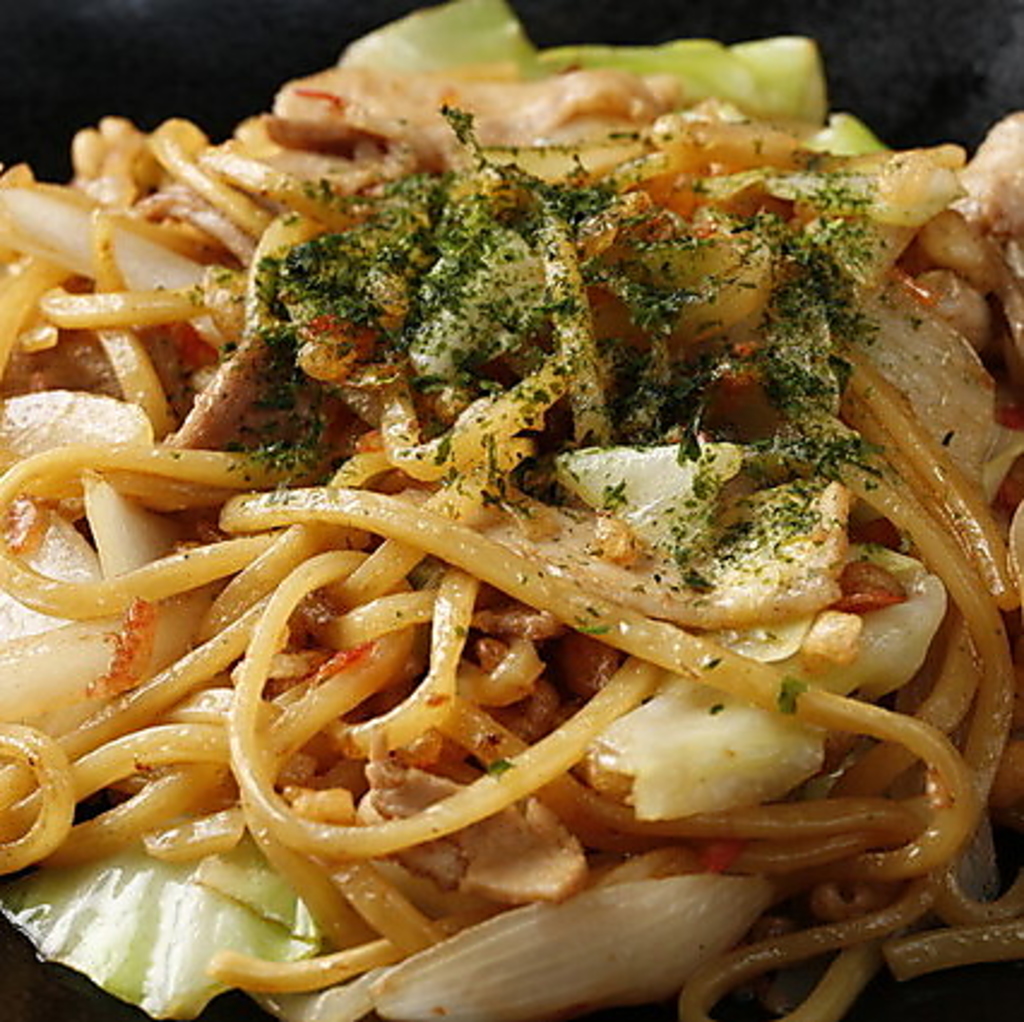 香ばしいソースやさっぱり塩だれが麺に絡む、熱気とともに楽しむ至福の焼きそばをご賞味ください。