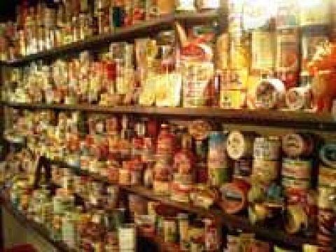 日本はもとより世界中から集めた500種以上の缶詰コレクション。お好きなものをどうぞ