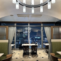 開放感あふれる景色を眺めながらお食事を楽しめるテーブル席です。