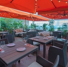 リゾート気分満点の開放的なテラス席！※冬季期間はご利用いただけません。