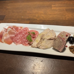シャルキュトリー盛り合わせ（三元豚のパテ、生ハム、サラミ、鶏ハム）