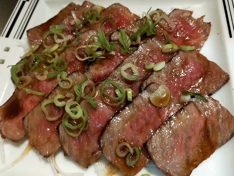 旬の食材を使ったコース料理を提供する、完全予約制の隠れ家的お店。