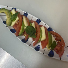 トマトとアボカドモッツァレラサラダ