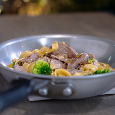 自家製塩豚とブロッコリーのポルチーニクリームソース