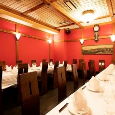 【テーブル席個室：17～26名様】大人数OK◎和と洋が融合した雰囲気抜群のお部屋です！和と洋の合わさる調和の取れた居心地抜群の雰囲気の良いお部屋で、宮大工が施工した檜の趣きも感じることができます。中規模～大人数の宴会に最適な空間となっておりますので、様々なシーンでご利用ください。