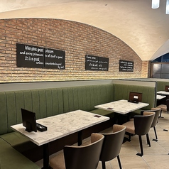 落ち着いた雰囲気の中、ゆっくりお食事を楽しんで頂けます。