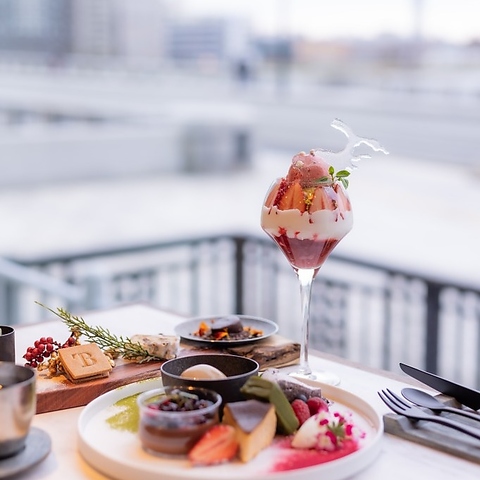 万代橋を望むカフェ&バルテラス。新潟食材のドルチェや料理、ドリンクが楽しめる