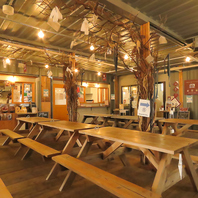 木の質感と優しい照明が包み込む、落ち着きの店内◎