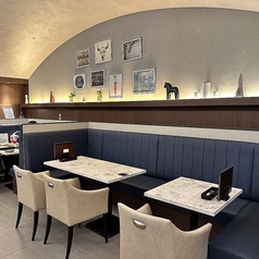 上品で落ち着いた空間のソファー席で、ゆったりとお食事をお楽しみ頂けます。