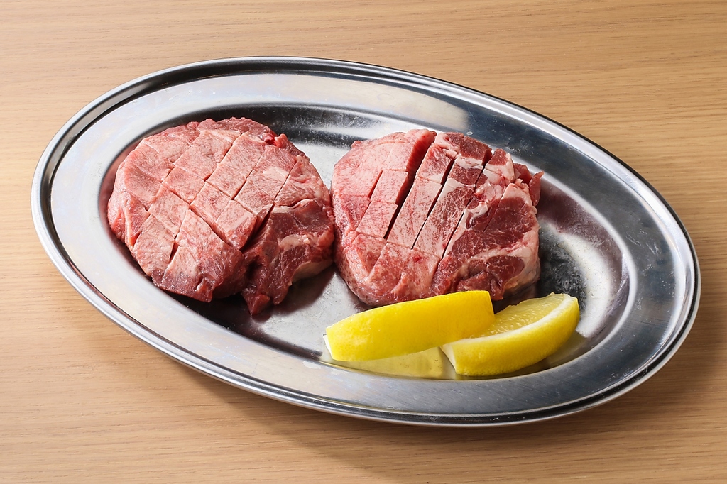 お店一押しの厚切り牛タン★一度食べたらやみつきになること間違いなし！店主おすすめの絶品の一品♪