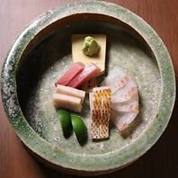 鮮魚を中心に料理長のこだわり料理を堪能できます
