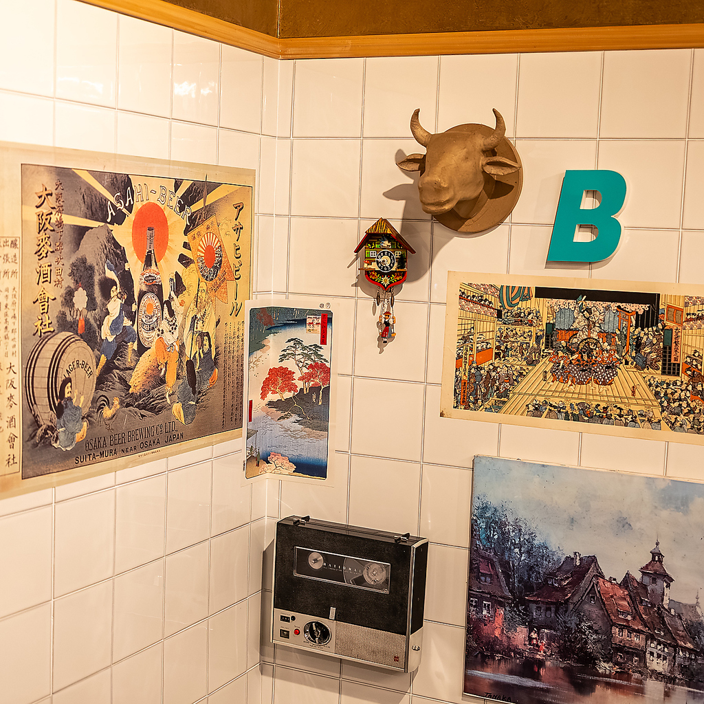 レトロなポスターや絵、個性的な作品が独特の組み合わせで飾られた非日常の雰囲気をお楽しみください