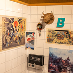 レトロなポスターや絵、個性的な作品が独特の組み合わせで飾られた非日常の雰囲気をお楽しみください