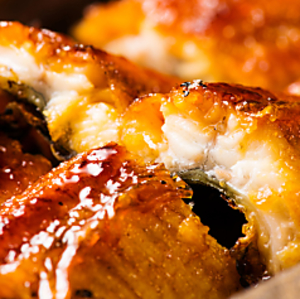 素材を活かし皮はパリッと、身はふわっと肉厚に焼き上げられた鰻。トロッとした脂が乗った逸品です。