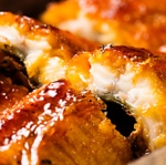 素材を活かし皮はパリッと、身はふわっと肉厚に焼き上げられた鰻。トロッとした脂が乗った逸品です。