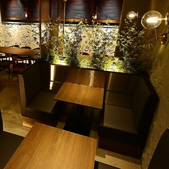 柔らかな灯りに包まれた、2人掛けのソファー席。落ち着いた雰囲気の中で、ゆっくり会話を楽しめる空間です。ソファーでくつろぎながら、心地よい時間をお過ごしください。