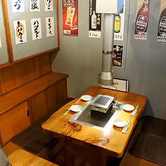 温もりあふれる木目調のテーブルが配置された広々とした店内はお一人様のサク飲みから普段使いの気軽な食事まで幅広く利用可能です。開放感のある居心地の良い空間で美味しいお肉をじっくりと味わいながら楽しい時間をお過ごしいただけます。お仕事帰りの一杯にも気軽にお立ち寄りください。