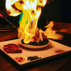 【炎の演出】富士山の溶岩にて、最後の香りづけ、フランベを。その迫力に食欲も最高潮に！