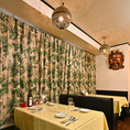 緑のカーテンに囲まれたボックス席は、プライベートな空間を重視した少人数利用にぴったり。周囲を気にせずゆっくり食事を楽しめる落ち着いた雰囲気で、デートや女子会にも人気です。スパイス香る料理とワインを片手に語らう時間は、大人の隠れ家のような特別なひととき。