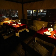 店外に設けられた2名様専用のテラス席は全5卓。キャンドルが揺らめく温かな空間で、まるで海外のレストランに訪れたような落ち着いたひとときをお過ごしいただけます。