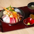 北の海の恵みを、ぎゅっと一杯に。新鮮なマグロ、ぷちぷちのイクラ、甘みたっぷりの海老…彩りも味わいも贅沢な、"ときめき"の海鮮丼です。北海道の味覚を詰め込んだような豪華さを、どうぞご堪能ください。