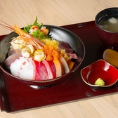北の海の恵みを、ぎゅっと一杯に。新鮮なマグロ、ぷちぷちのイクラ、甘みたっぷりの海老…彩りも味わいも贅沢な、"ときめき"の海鮮丼です。北海道の味覚を詰め込んだような豪華さを、どうぞご堪能ください。