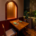 落ち着いた木目のテーブルと温かみのある照明に包まれたテーブル席は、ゆったりとした時間を過ごせる特別な空間です。窓の外に広がる夜景や緑のインテリアが雰囲気をさらに高め、デートや女子会、記念日のお食事に最適。料理を引き立てる上質な雰囲気の中で、大切な人と語らうひとときをお楽しみいただけます。