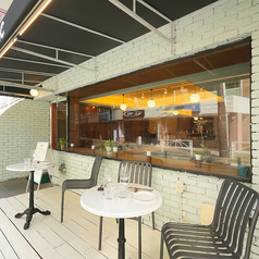 外の気持ちの良い風を感じながら、料理やドリンクをお楽しみいただけるテラス席。ランチやブレイクタイムにもピッタリで、地元の友人とのひとときにもオススメです◎