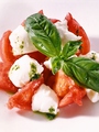 料理メニュー写真 トマトとモッツァレラのカプレーゼサラダ
