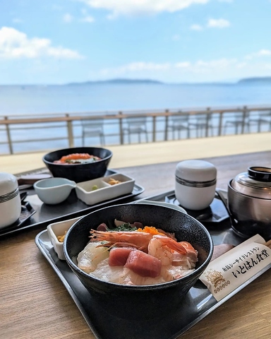 糸島の絶景を眺めながら海鮮丼を堪能できるお店♪